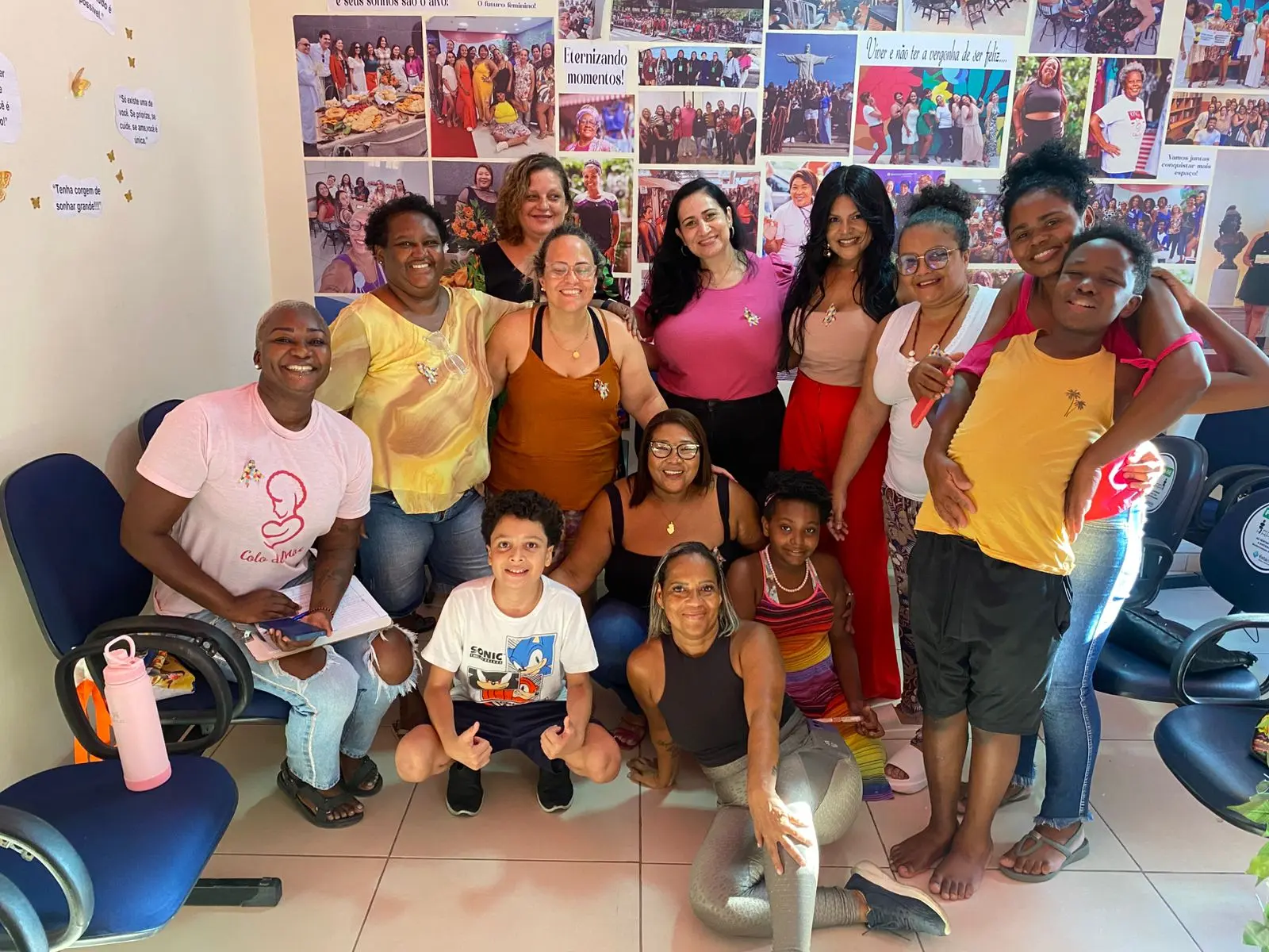 Equipe e famílias atendidas pela ONG Colo de Mãe reunidas na sede do projeto