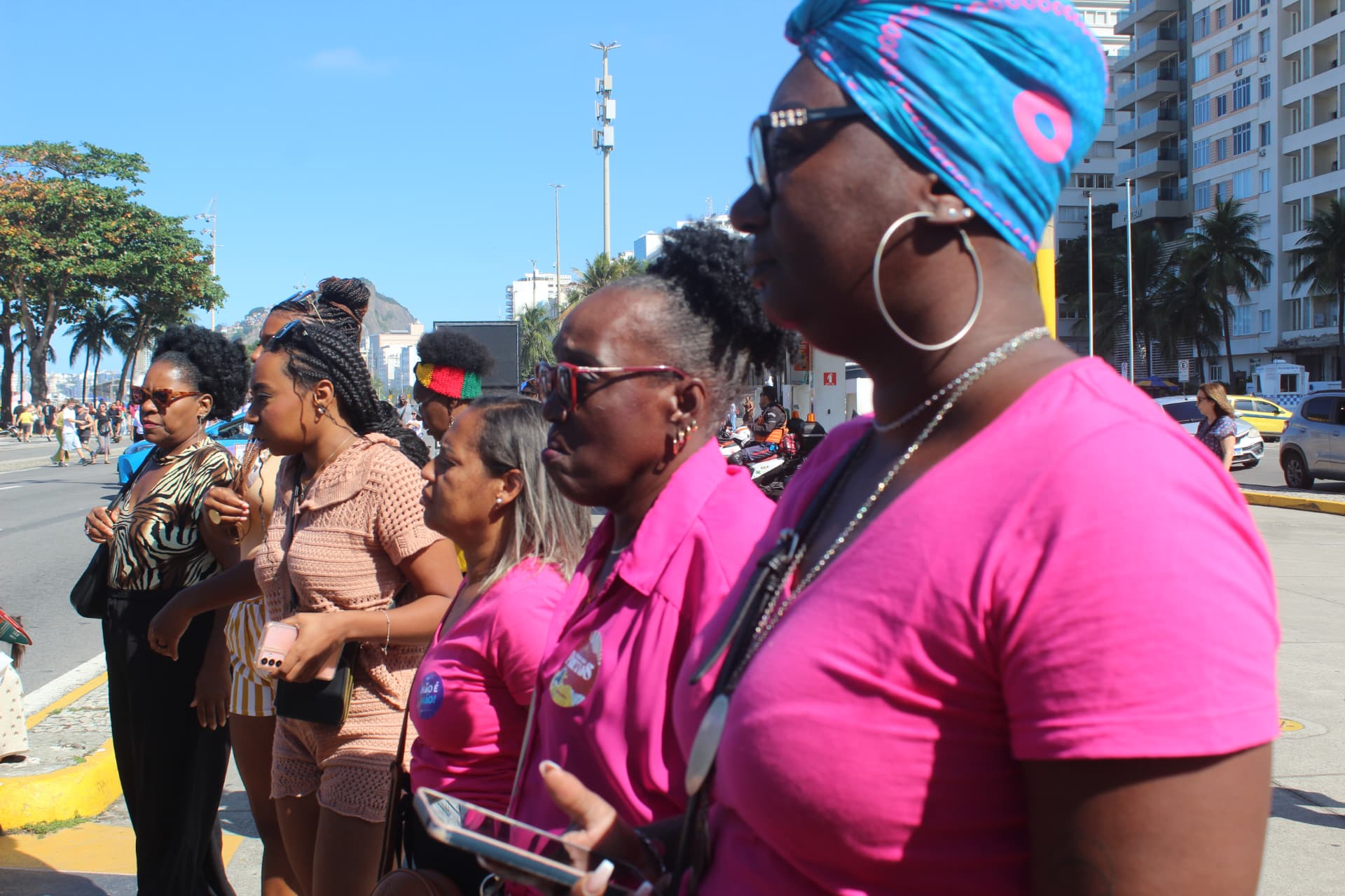 Mulheres acompanhando a marcha na orla de Copacabana