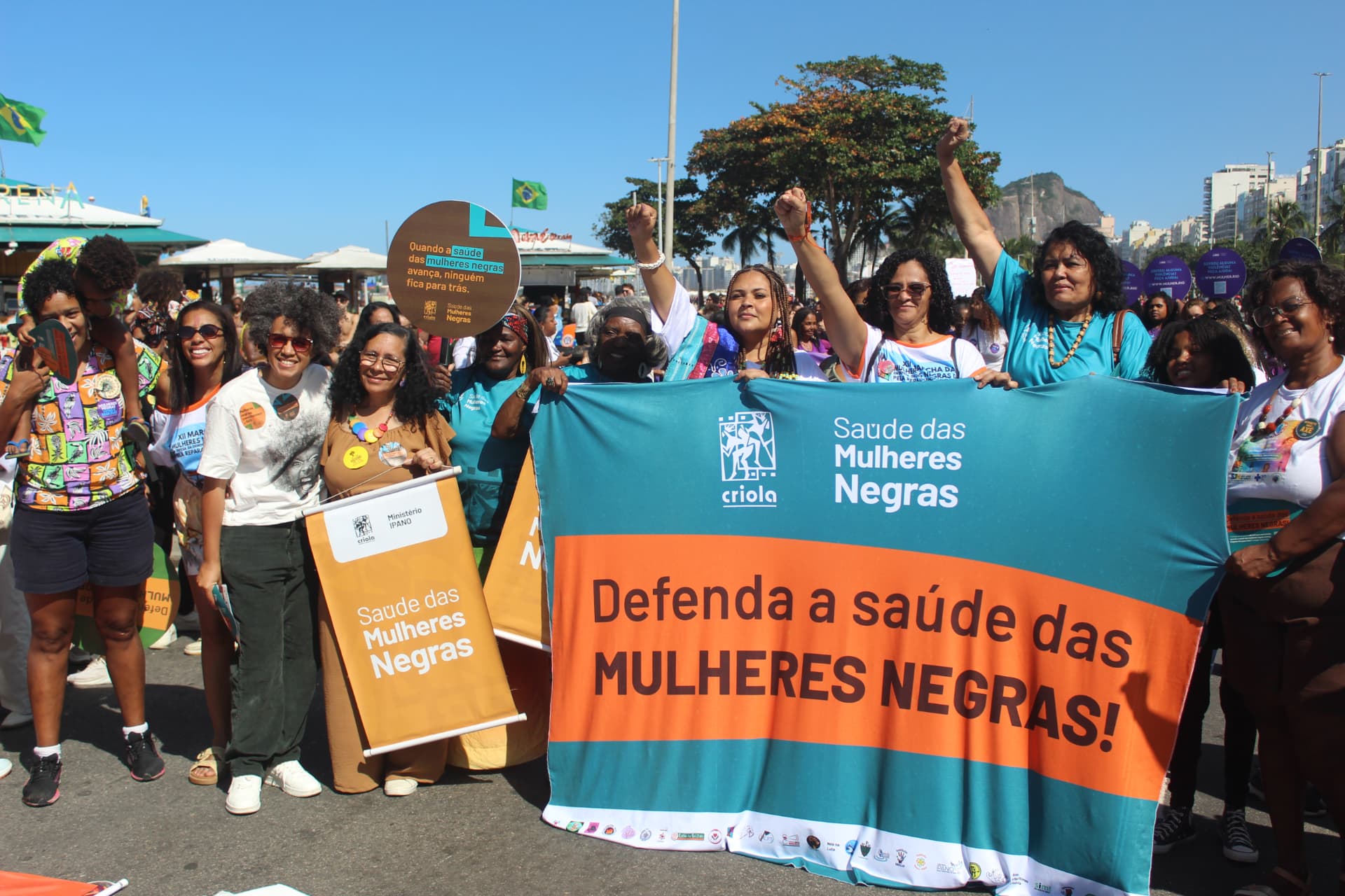Dailva Basílio e lideranças na Marcha das Mulheres Negras em Copacabana com a faixa 'Defenda a saúde das mulheres negras'